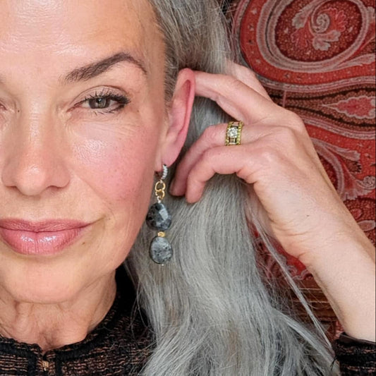 eva karin sigetty bär dessa exklusiva örhängen med dubbla labradorit stenar från design by brandeby