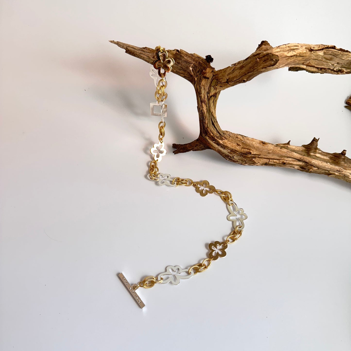 kort halsband till en lyxig elegant kvinna design by brandeby