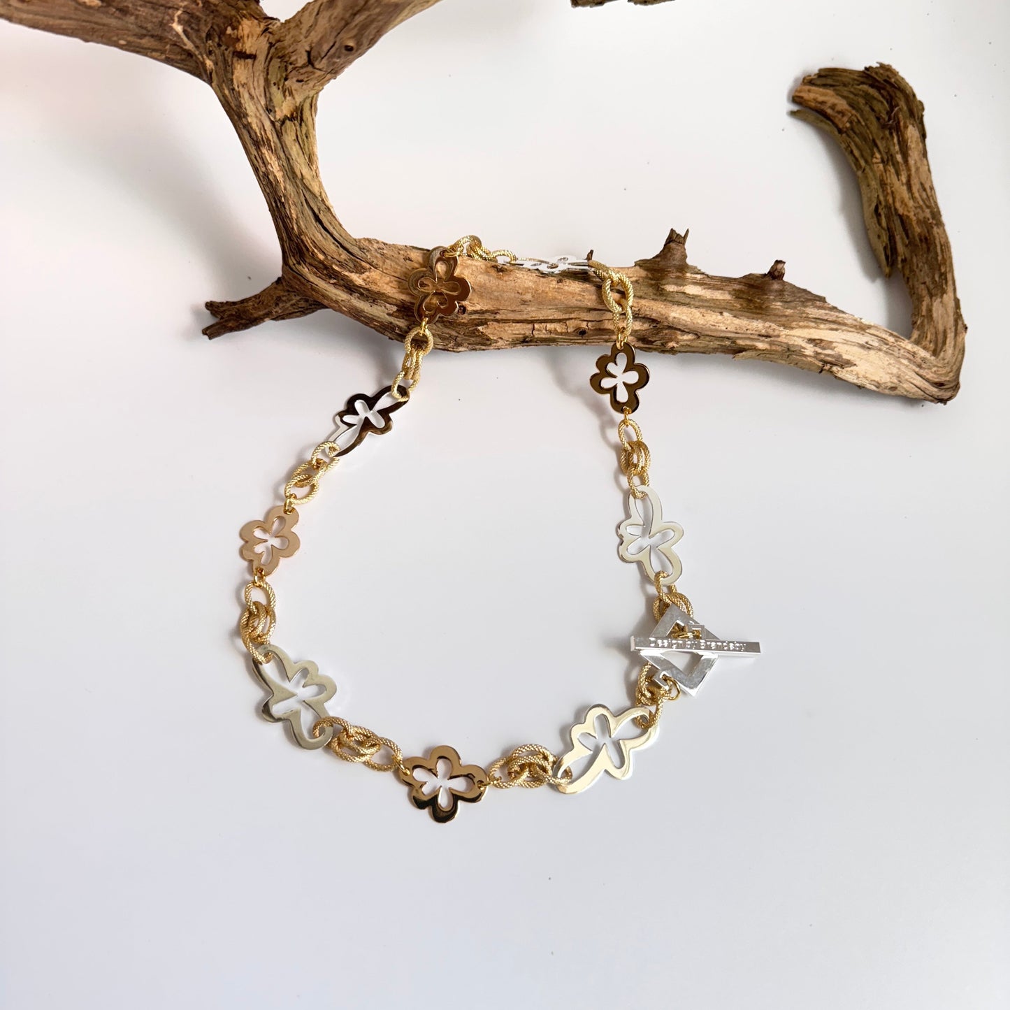 guld och silver blommor i ett kort halsband design by brandeby