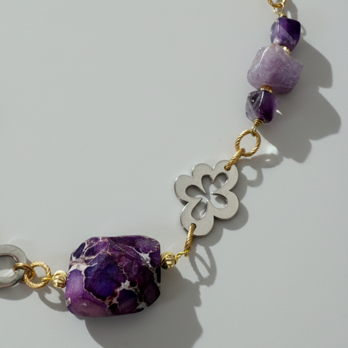 Handgjort halsband med äkta ametist, Imperial Jasper, sterling silver och 18K guld PVD. Svensk design i begränsad upplaga från Design by Brandeby.
