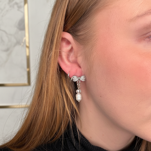 Örhänge med ljus lyxig bakgrund