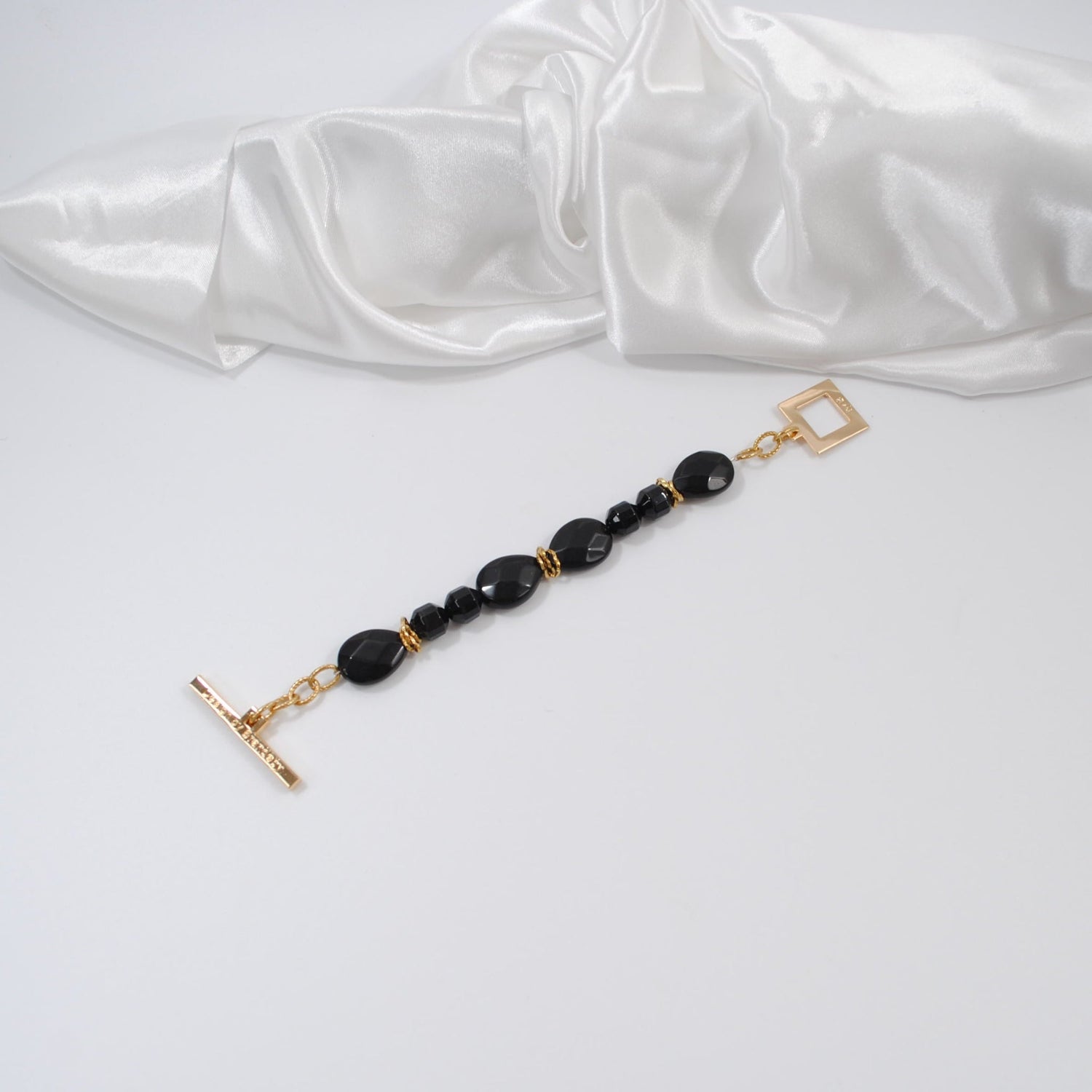 Armband i många olika stilar och material. Med halvädelstenar eller pärlor, och Design by Brandebys egendesignade delar i form av blommor, fyrkanter och cirklar.  Unik design i limited edition.