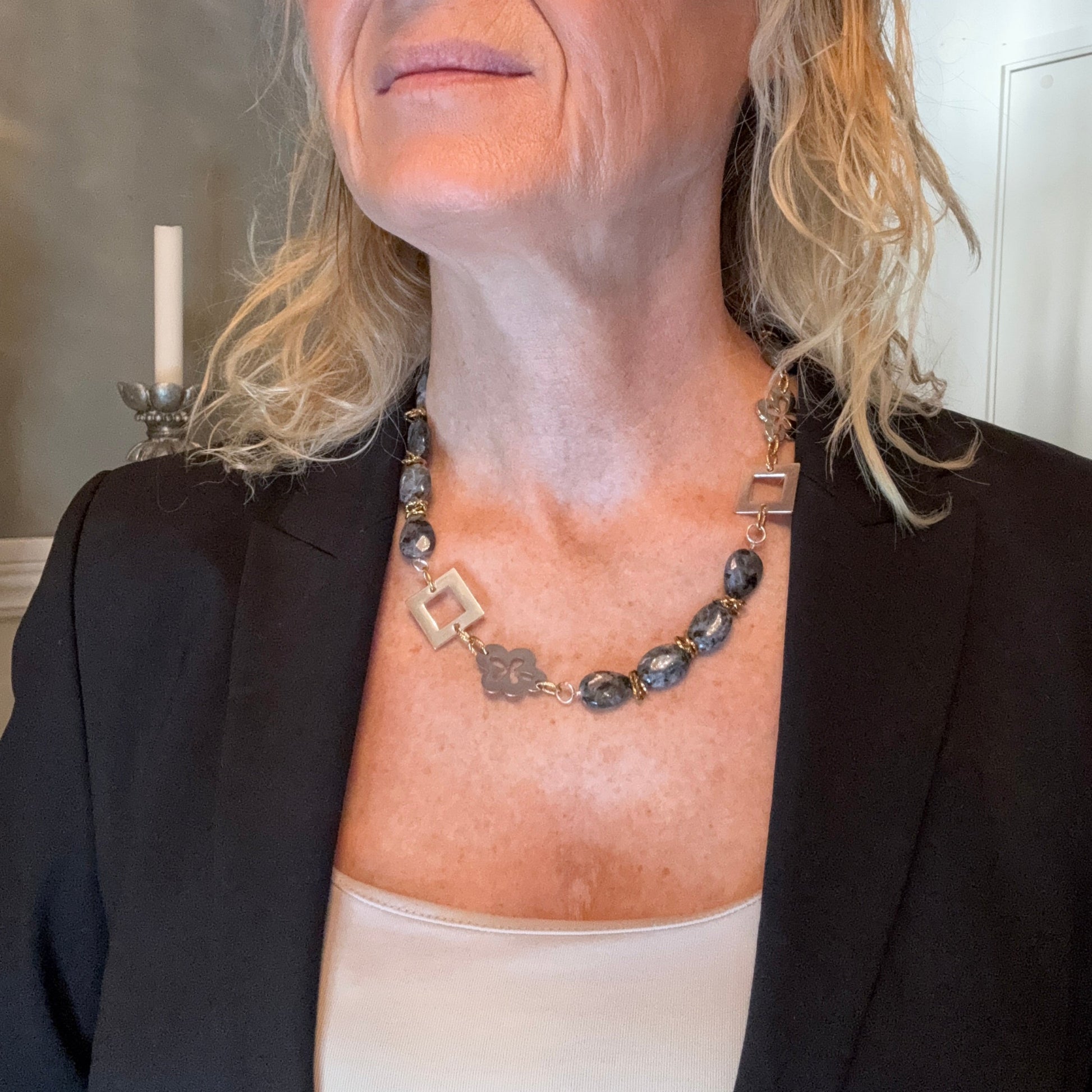 Statement Labradorit Halsband 50cm – Handgjort Kort Halsband med Ädelsten | Design by Brandeby