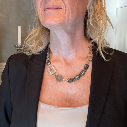 Statement Labradorit Halsband 50cm – Handgjort Kort Halsband med Ädelsten | Design by Brandeby