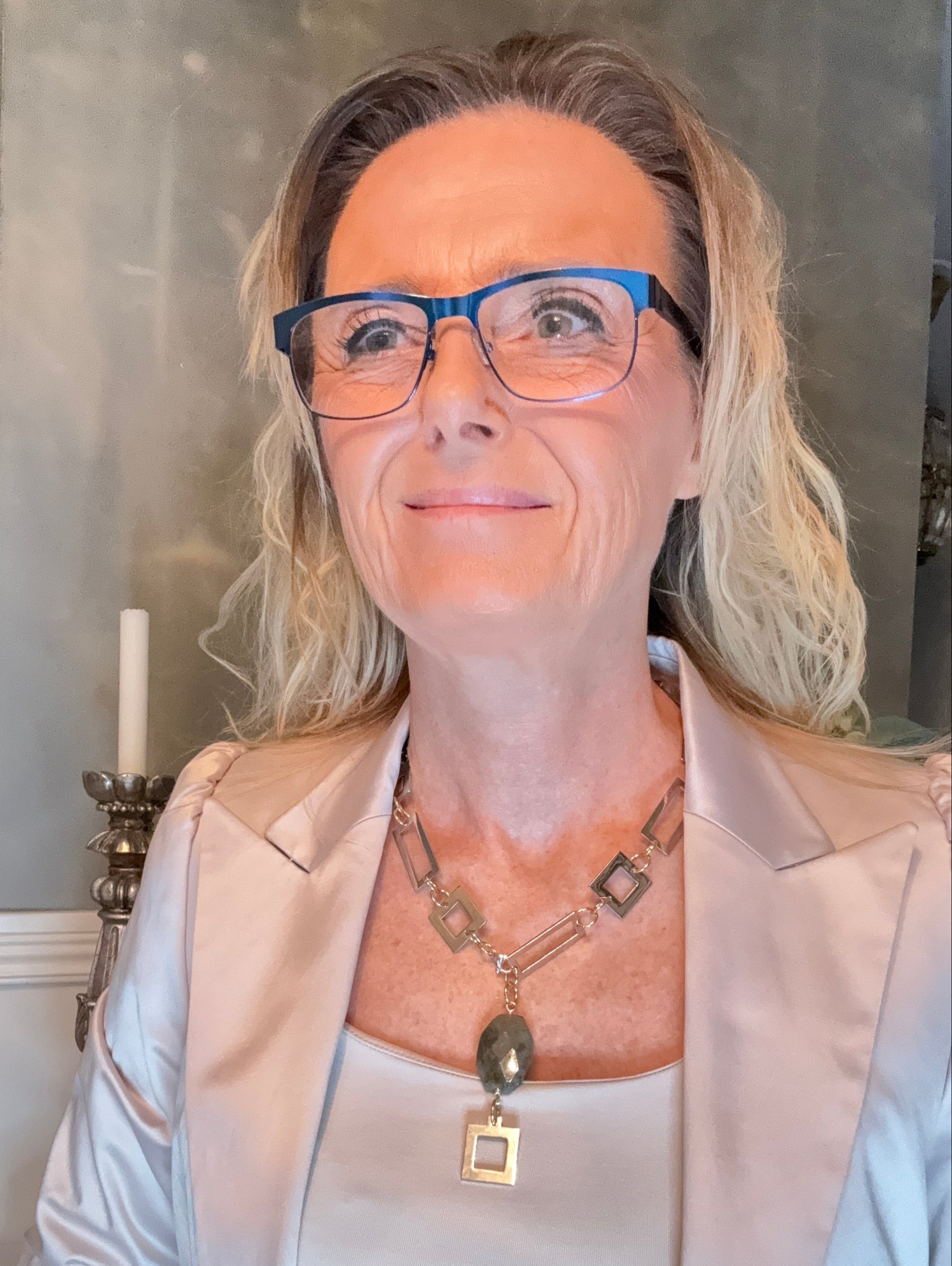 Kraftfullt Bold Labradorite Halsband med äkta labradorit, sterling silver och 18k guld. Långt flexibelt halsband 80 cm. Limited edition från Design by Brandeby.