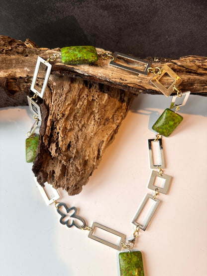 Luxury Green Halsband – Tidlös elegans med grön turkos och unika detaljer Design by Brandeby