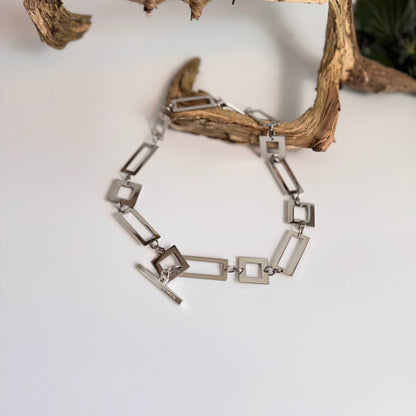 Silver Geometric Halsband – Stilren elegans i klassisk design Design by Brandeby