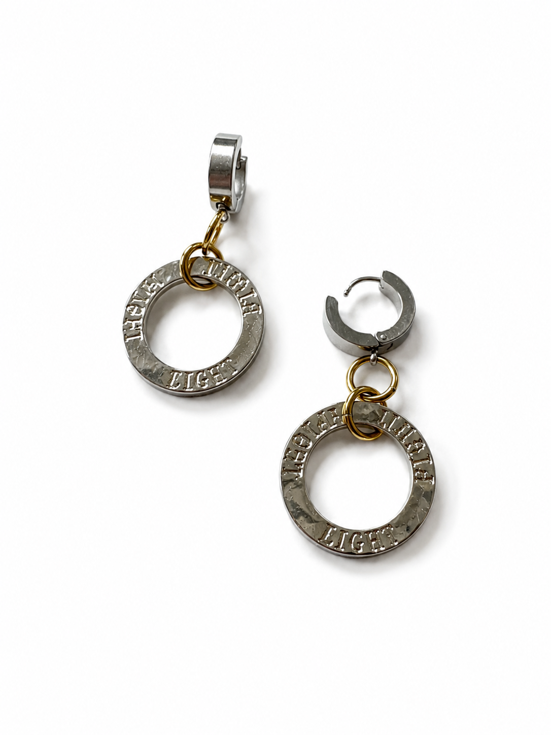 Fight Circle Örhängen med kirurgiska stift, silverfärgade ringar och detaljer i 18K guld PVD. Handgjorda örhängen med budskapet "Fight" från Design by Brandeby.