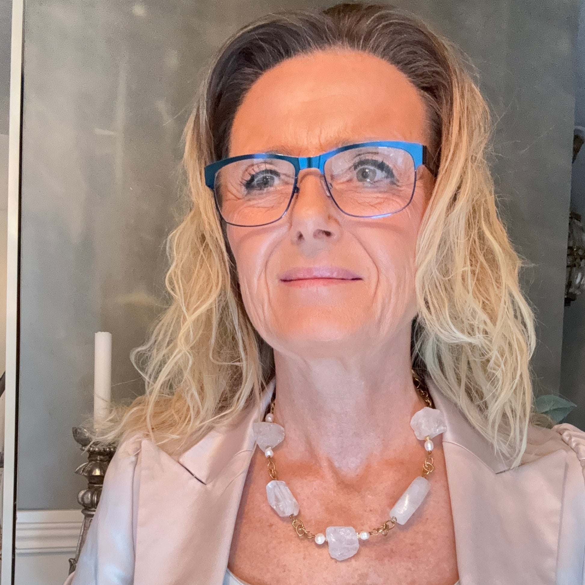 Exklusivt Unique Crystal Design Halsband med råa och slipade bergkristaller, sötvattenspärlor och 18k guld. Kort halsband 55 cm. Limited edition från Design by Brandeby. exklusive