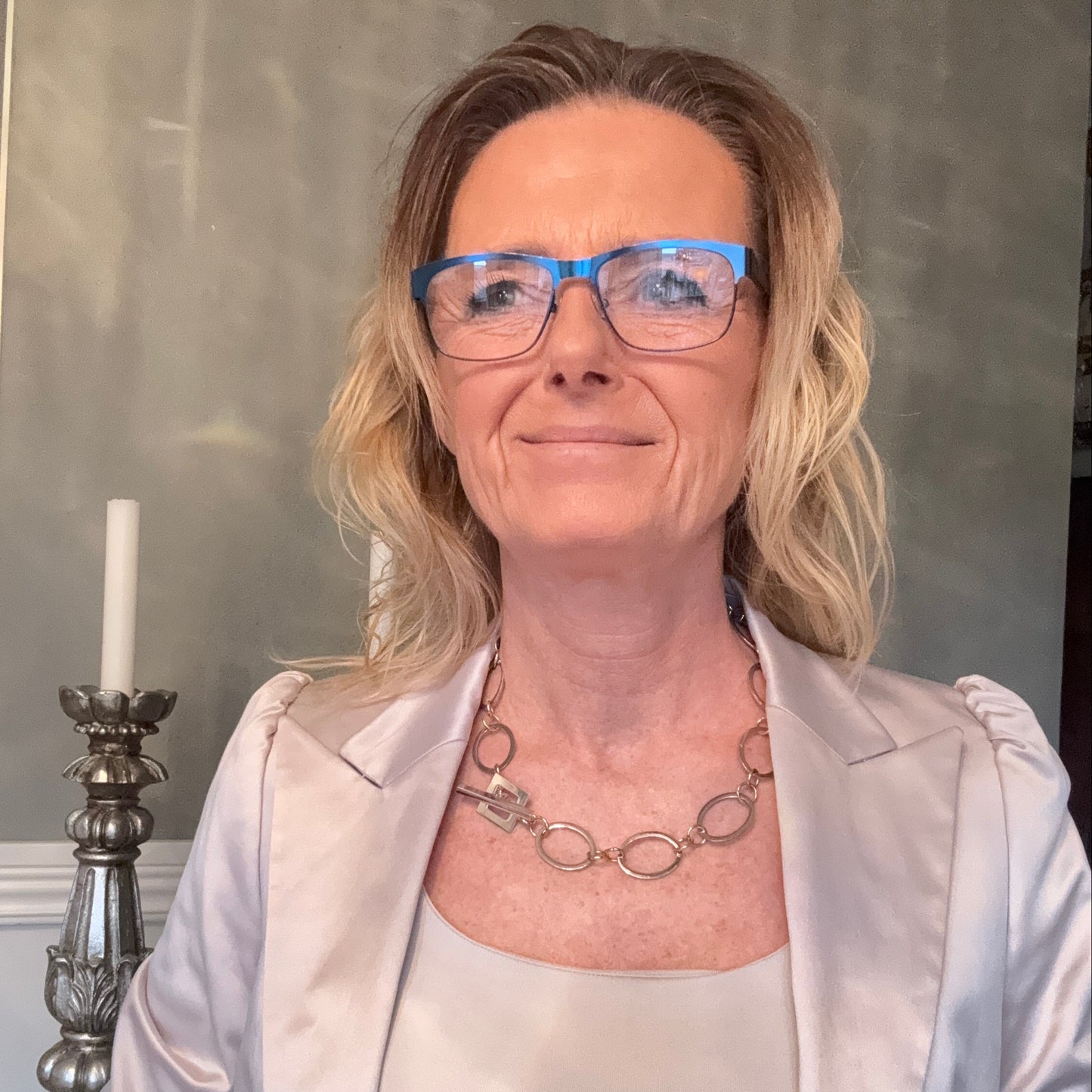 Klassiskt Golden Circles Halsband med egendesignade cirklar pläterade med sterling silver och 18k guldringar. Kort flexibelt halsband 55 cm. Handgjort i Sverige från Design by Brandeby.