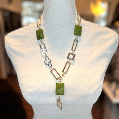 Luxury Green Halsband – Tidlös elegans med grön turkos och unika detaljer Design by Brandeby