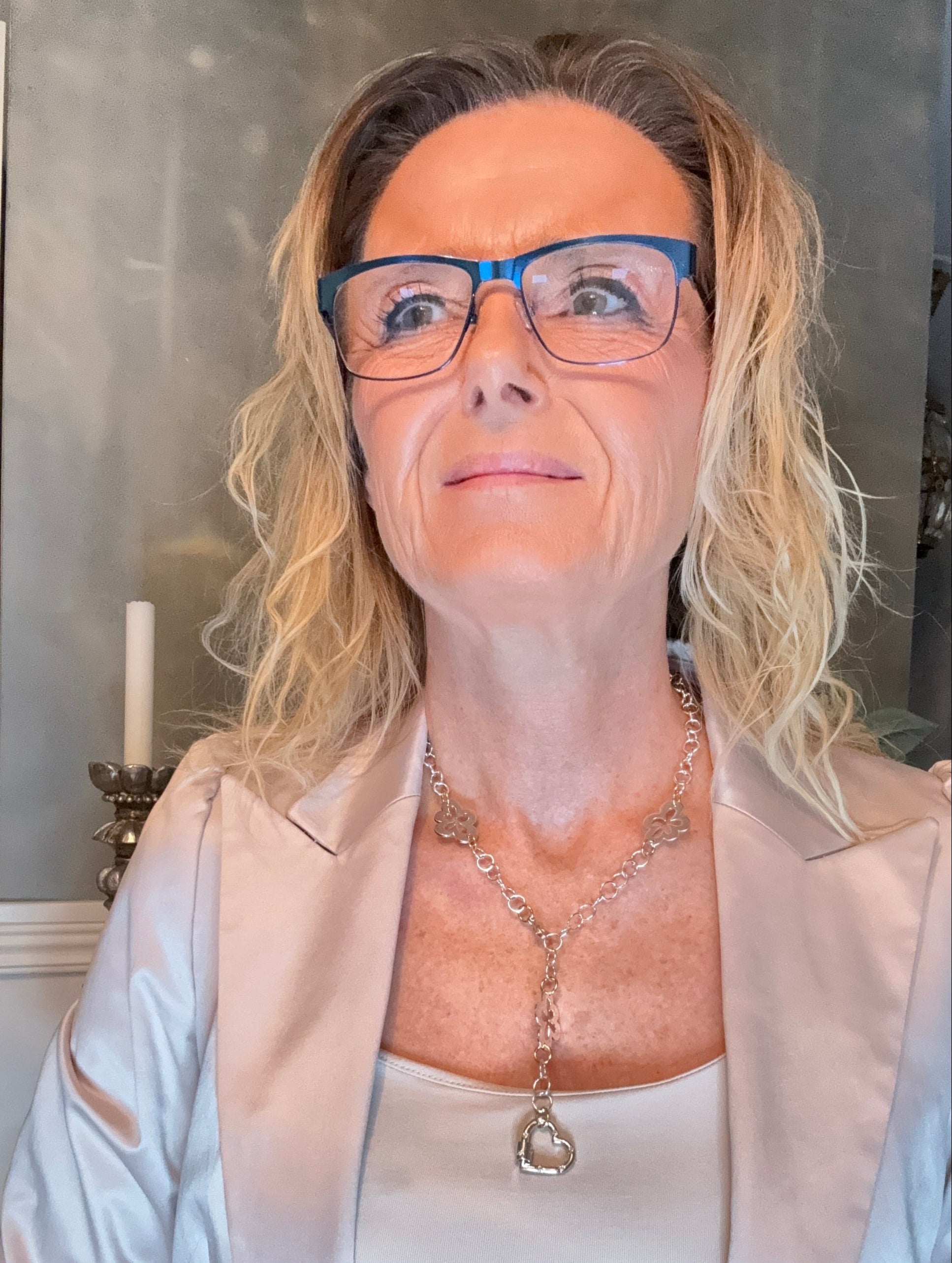 Exklusivt handgjort Bloming Flower Halsband med 24k guld och sterling silver. Kort halsband 55 cm med flexibel längd. Limited edition från Design by Brandeby.