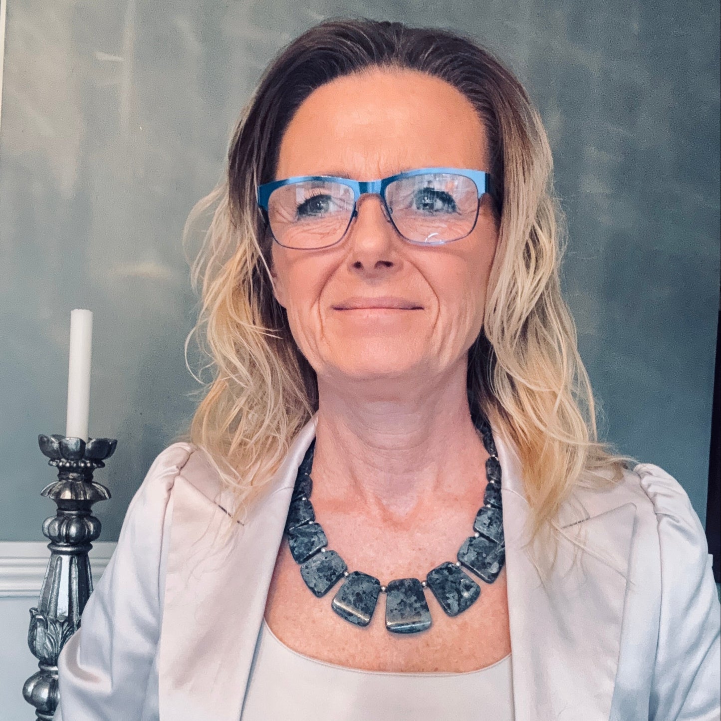 Labradorite Statement Halsband är ett kraftfullt smycke där naturens magi möter svensk design. Labradoriten skimrar i vackra nyanser av blått och grönt när ljuset träffar stenen - varje sten är helt unik i sitt färgspel.