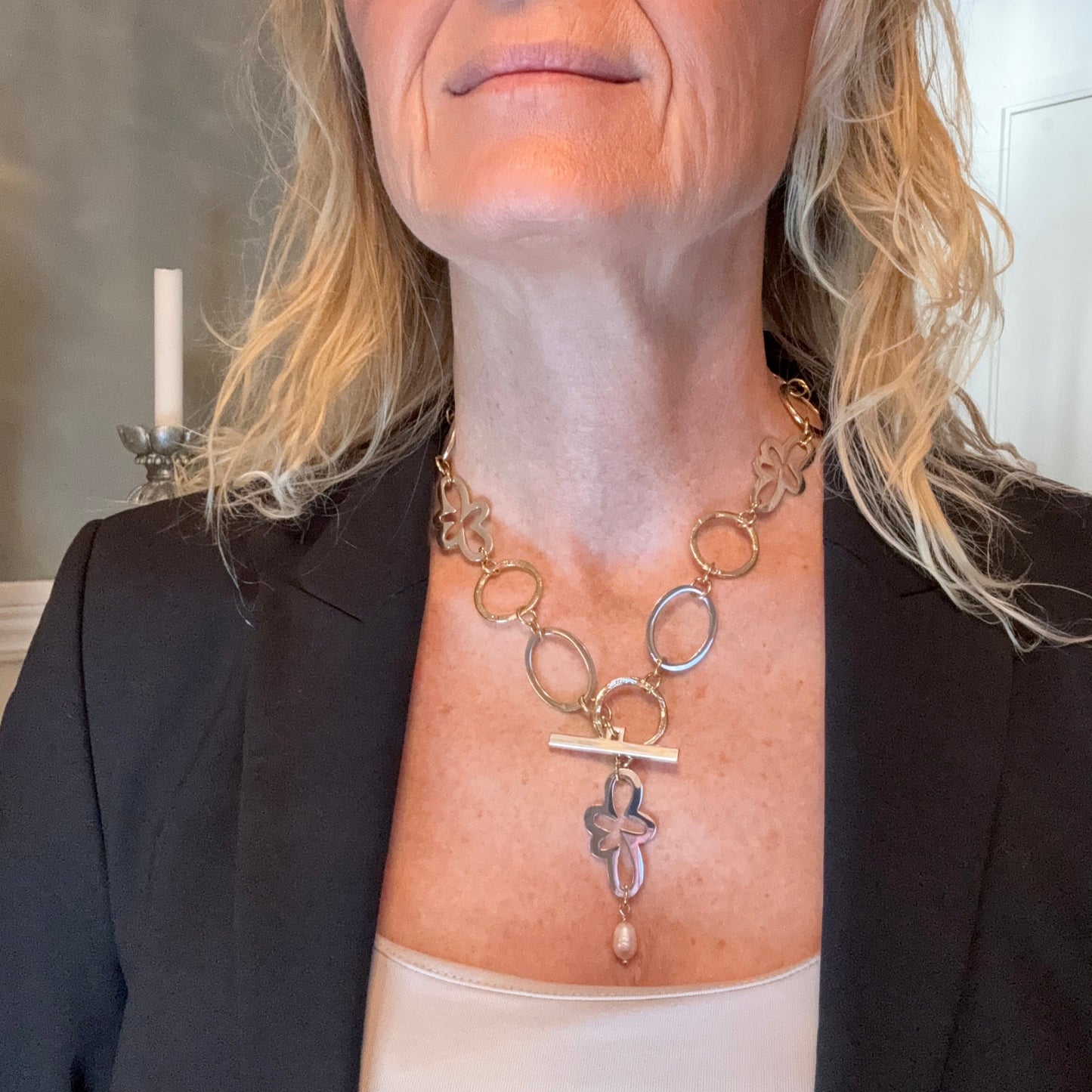 Handgjort Glam Gold Short Halsband med guldringar och sterling silver. Kort halsband med sötvattenpärla, 50 cm. Limited edition från Design by Brandeby.