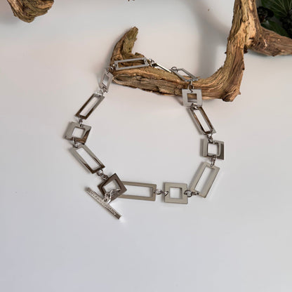 Silver Geometric Halsband – Stilren elegans i klassisk design Design by Brandeby