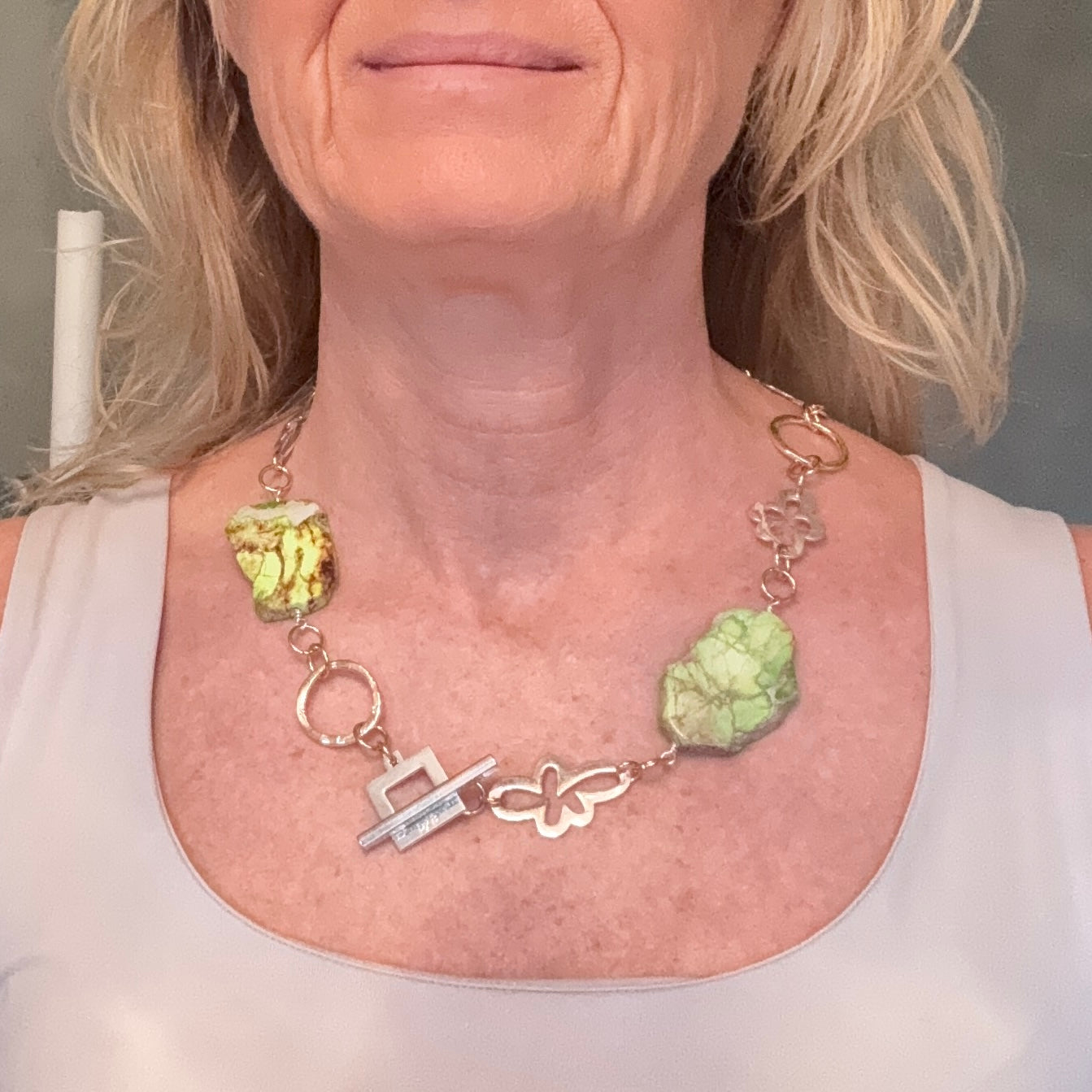 Vackert Jade Whisper Halsband med äkta grön imperial jasper och egendesignade blommor. Hamrade guldringar. Kort halsband 52 cm. Handgjort i Sverige från Design by Brandeby.