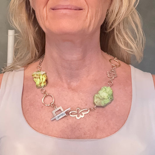 Vackert Jade Whisper Halsband med äkta grön imperial jasper och egendesignade blommor. Hamrade guldringar. Kort halsband 52 cm. Handgjort i Sverige från Design by Brandeby.