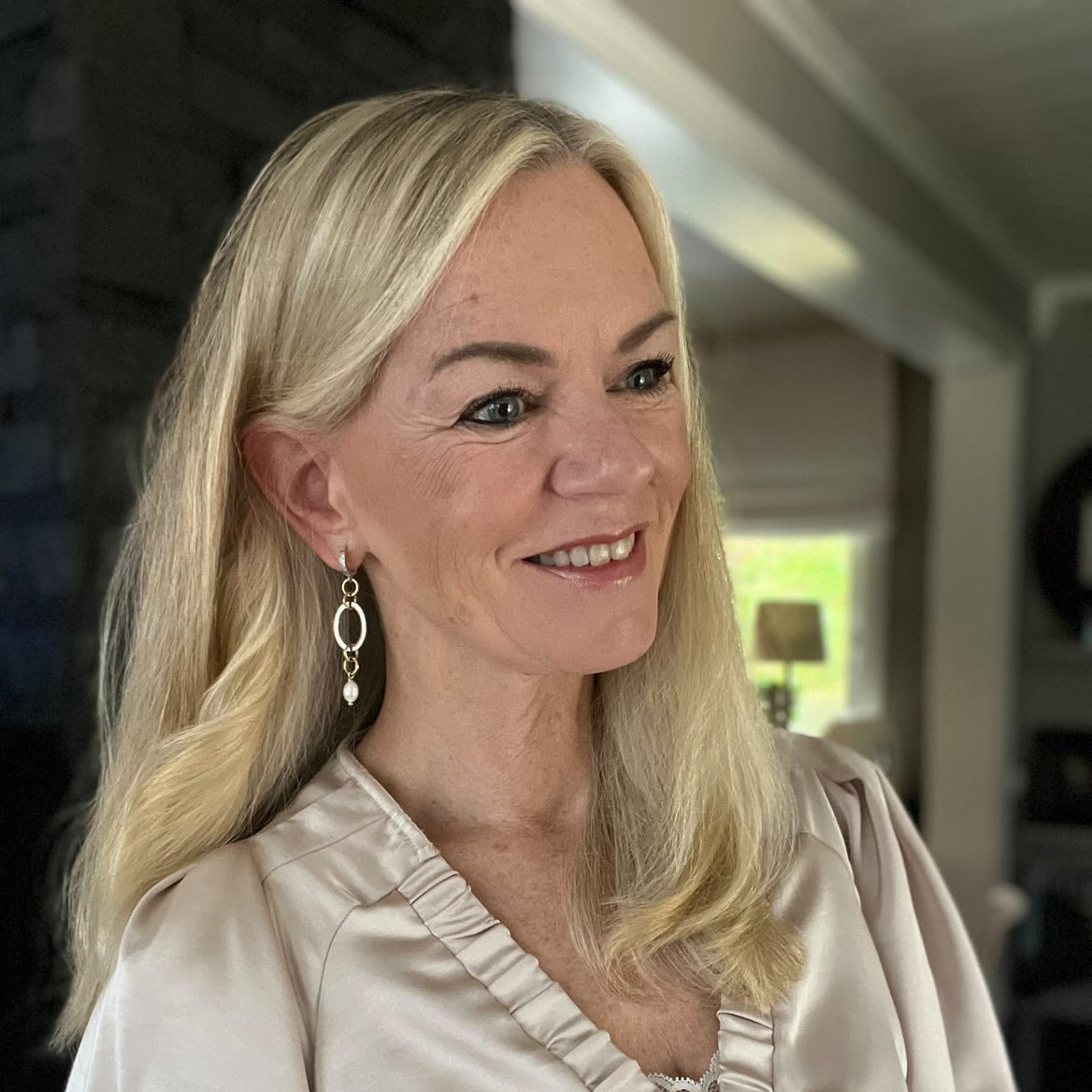 influensern monica fjeld bär design by brandeby örhängen