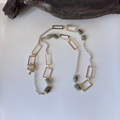 långt halsband med egendesignade delar i silver och labradorit stenar