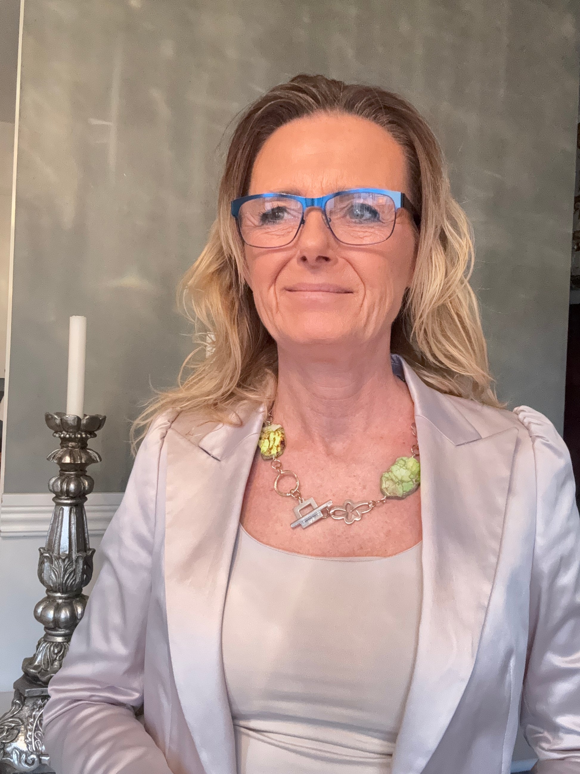 Vackert Jade Whisper Halsband med äkta grön imperial jasper och egendesignade blommor. Hamrade guldringar. Kort halsband 52 cm. Handgjort i Sverige från Design by Brandeby.