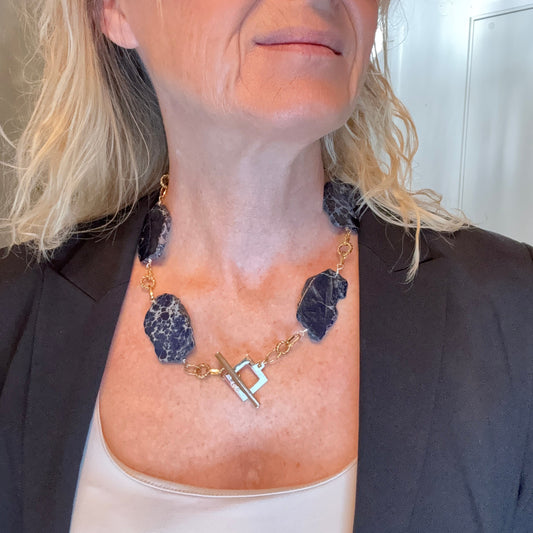 Exklusivt kort halsband 52 cm med Imperial Jasper ädelsten och 18K guldplätering. Handgjort svenskt hantverk i limited edition. Unikt statement-smycke för den stilmedvetna kvinnan.