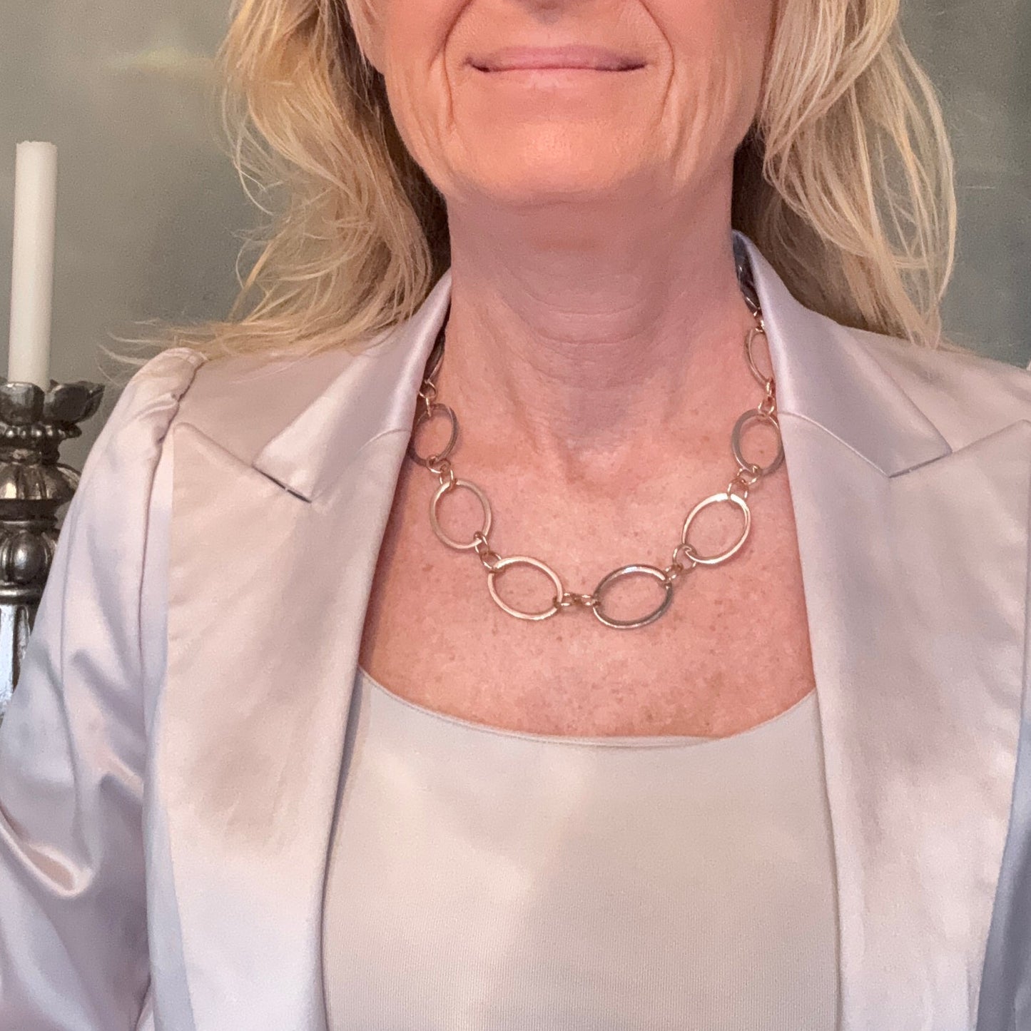 Klassiskt Golden Circles Halsband med egendesignade cirklar pläterade med sterling silver och 18k guldringar. Kort flexibelt halsband 55 cm. Handgjort i Sverige från Design by Brandeby.