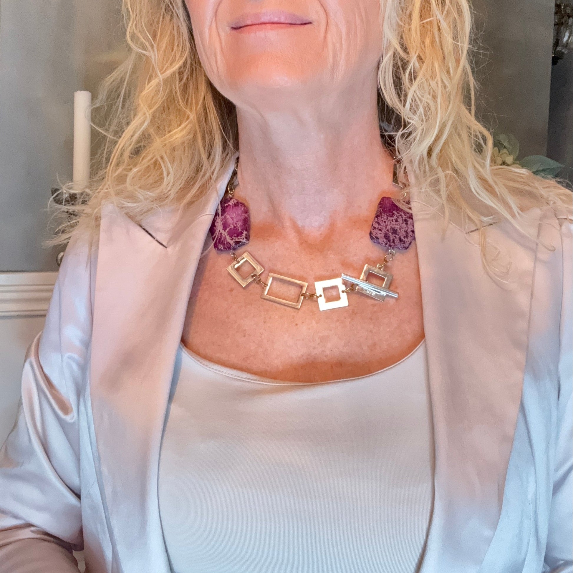 Exklusivt Royal Purple Halsband med lila imperial jasper, sterling silver och 24k guld. Kort halsband 52 cm. Limited edition från Design by Brandeby.