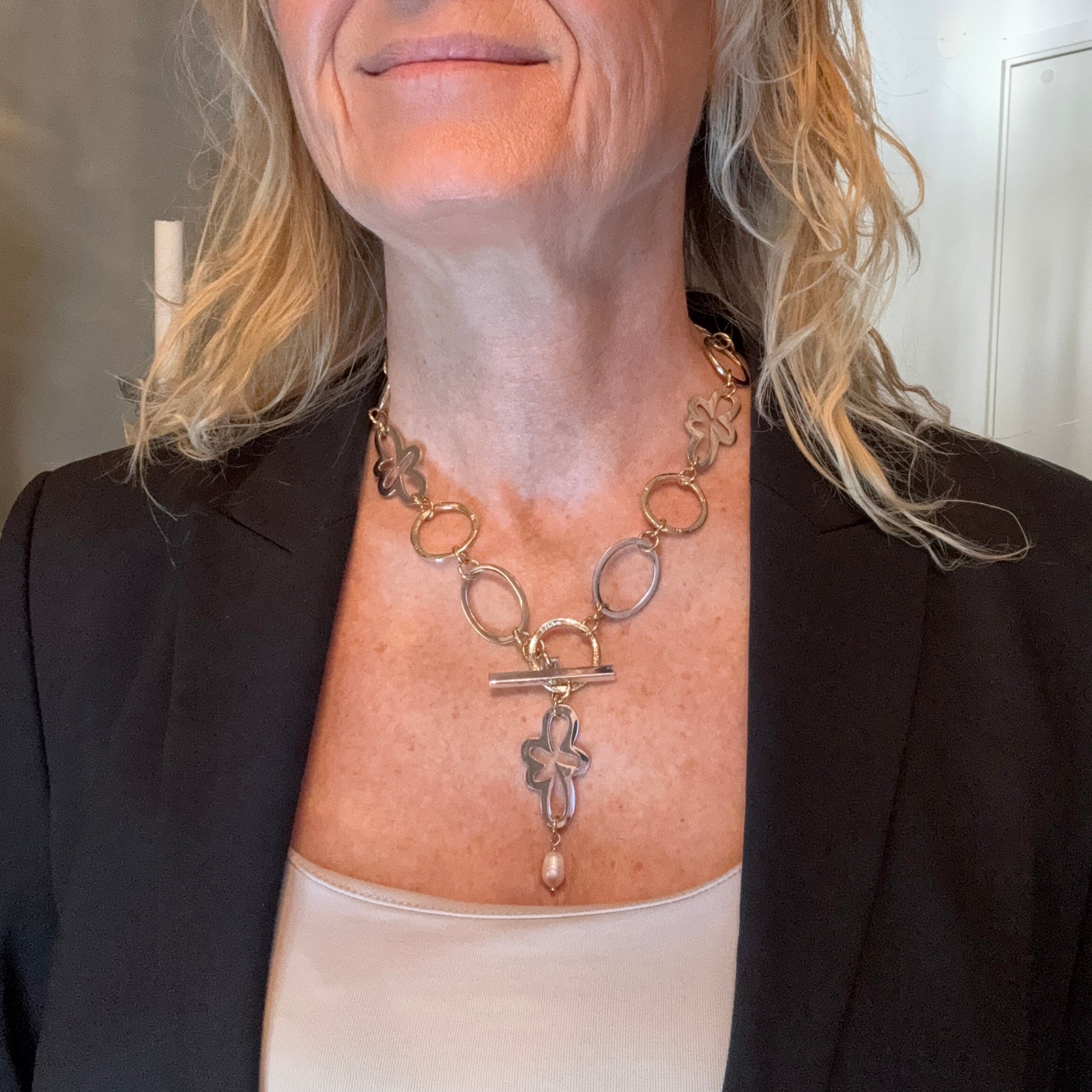 Handgjort Glam Gold Short Halsband med guldringar och sterling silver. Kort halsband med sötvattenpärla, 50 cm. Limited edition från Design by Brandeby.