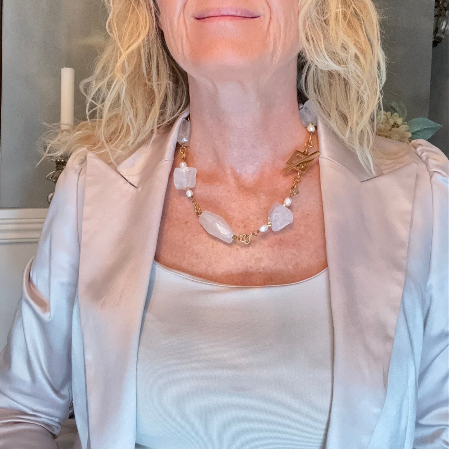 Exklusivt Unique Crystal Design Halsband med råa och slipade bergkristaller, sötvattenspärlor och 18k guld. Kort halsband 55 cm. Limited edition från Design by Brandeby. handgjord i sverige