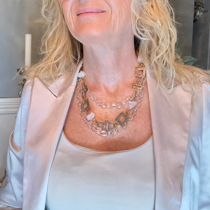 Exklusivt halsband med råa bergkristaller i tre rader. Rostfritt stål täckt med sterling silver. Flexibel design 50-96 cm. Handgjort i Sverige.