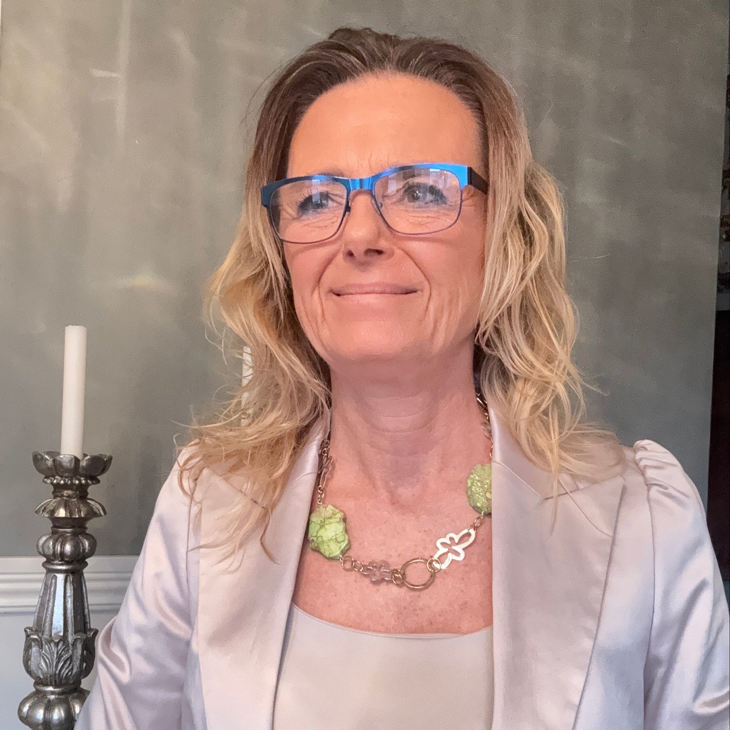 Vackert Jade Whisper Halsband med äkta grön imperial jasper och egendesignade blommor. Hamrade guldringar. Kort halsband 52 cm. Handgjort i Sverige från Design by Brandeby.