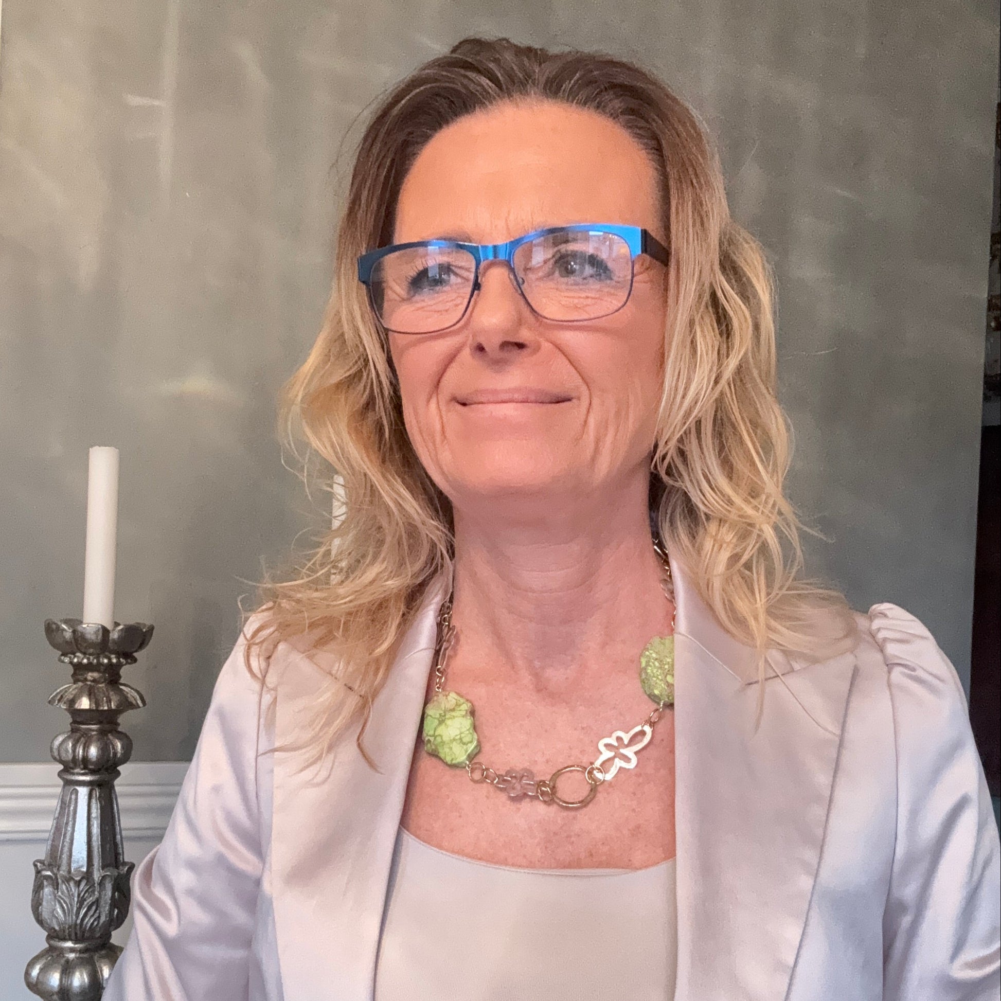 Vackert Jade Whisper Halsband med äkta grön imperial jasper och egendesignade blommor. Hamrade guldringar. Kort halsband 52 cm. Handgjort i Sverige från Design by Brandeby.