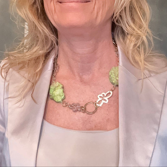 Vackert Jade Whisper Halsband med äkta grön imperial jasper och egendesignade blommor. Hamrade guldringar. Kort halsband 52 cm. Handgjort i Sverige från Design by Brandeby.