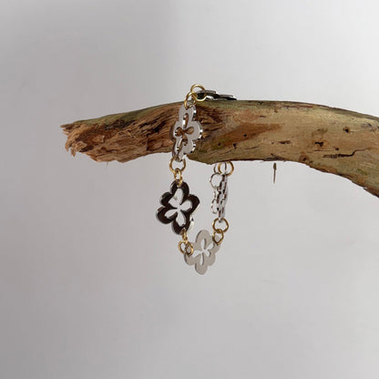 Flower Chain Armband – Tidlös Elegans i Blomstrande Design Design by Brandeby