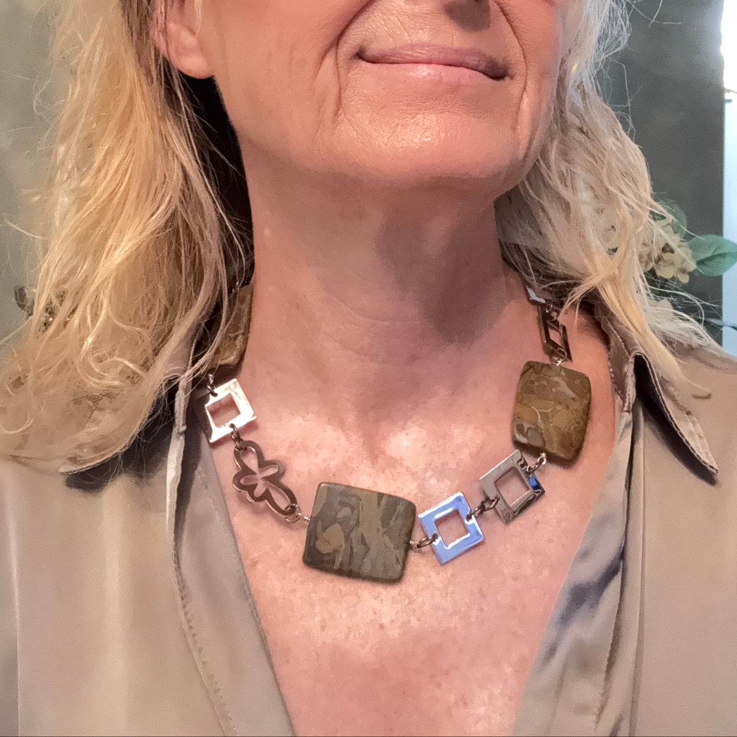 Majestic Jasper Halsband - Kort Halsband med Bruna Jasper-stenar - Design by Brandeby limited edition unik design