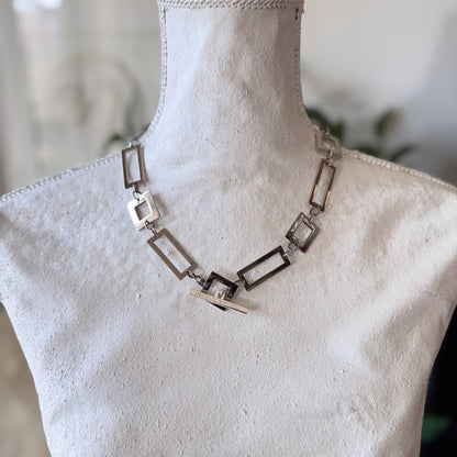 Silver Geometric Halsband – Stilren elegans i klassisk design Design by Brandeby