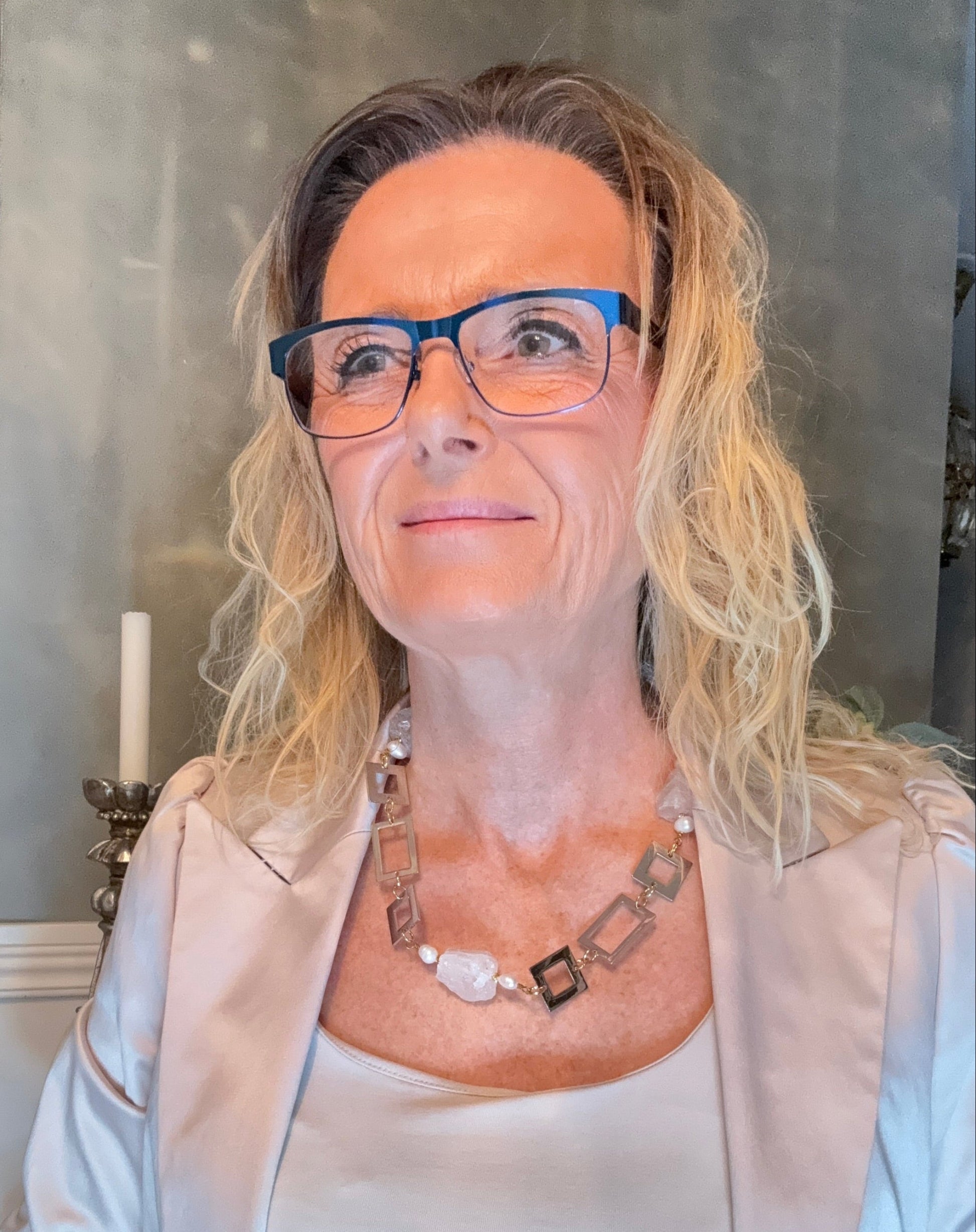 Exklusivt Extrem Luxury Halsband med råa bergkristaller, sötvattenspärlor, sterling silver och 18k guld. Kort halsband 56 cm. Limited edition från Design by Brandeby.