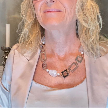 Exklusivt Extrem Luxury Halsband med råa bergkristaller, sötvattenspärlor, sterling silver och 18k guld. Kort halsband 56 cm. Limited edition från Design by Brandeby.