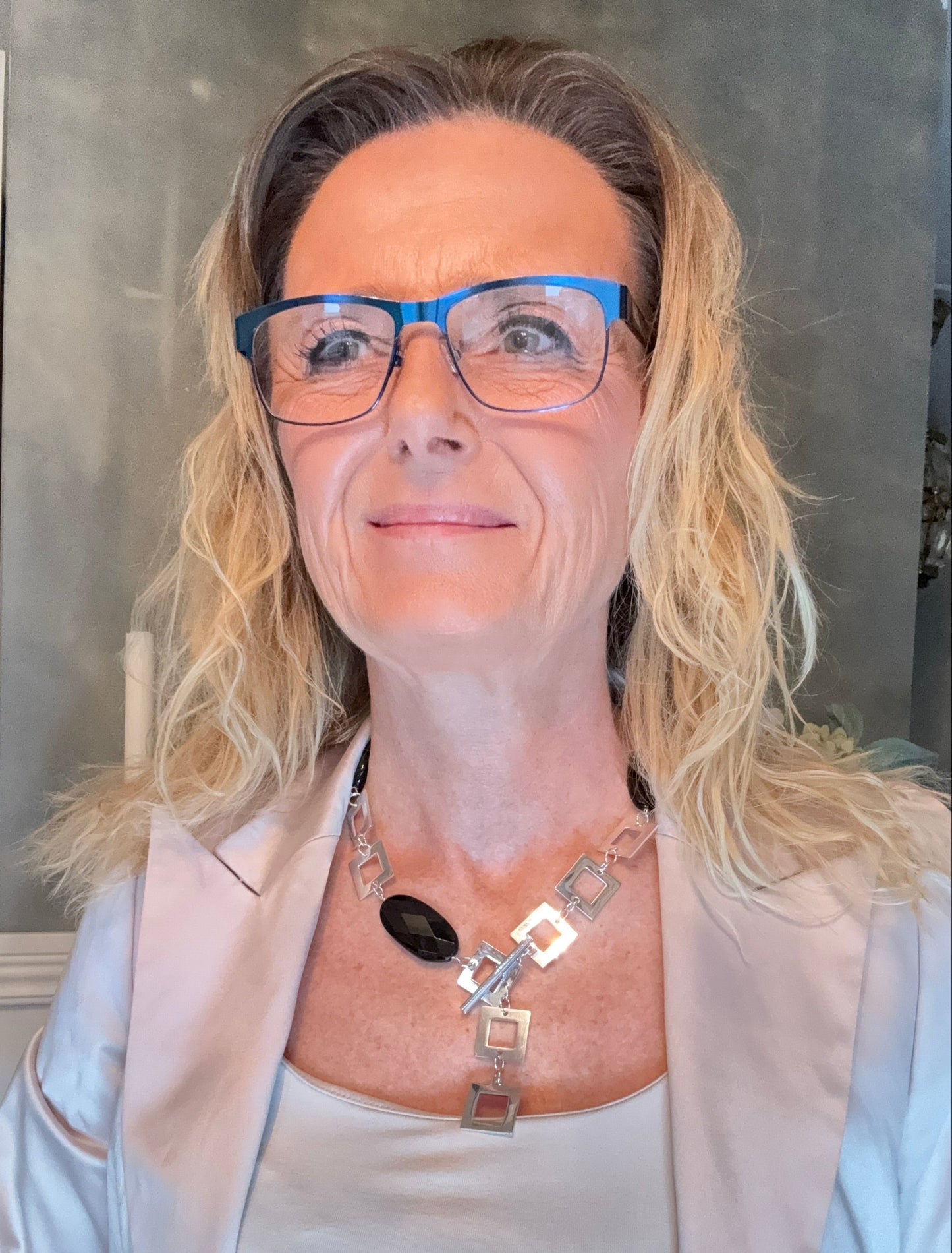 Exklusivt Royal Onyx Stone Halsband med fasettslipade onyx-stenar och sterling silver. Kort halsband 50 cm. Kunglig elegans och tidlös stil från Design by Brandeby. handgjort i sverige