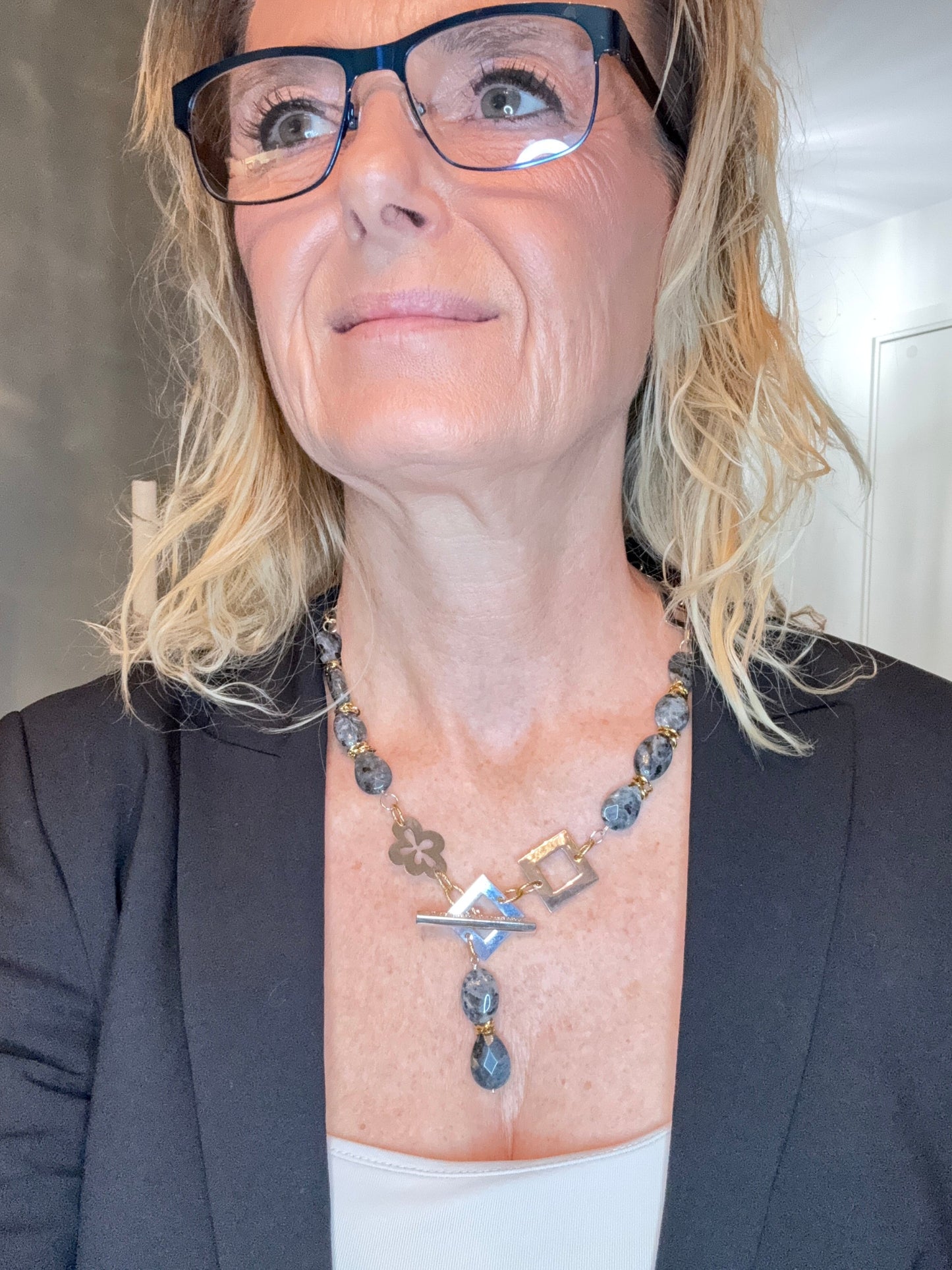 Statement Labradorit Halsband 50cm – Handgjort Kort Halsband med Ädelsten | Design by Brandeby unikt äkta ädelstenar