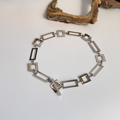 Silver Geometric Halsband – Stilren elegans i klassisk design Design by Brandeby