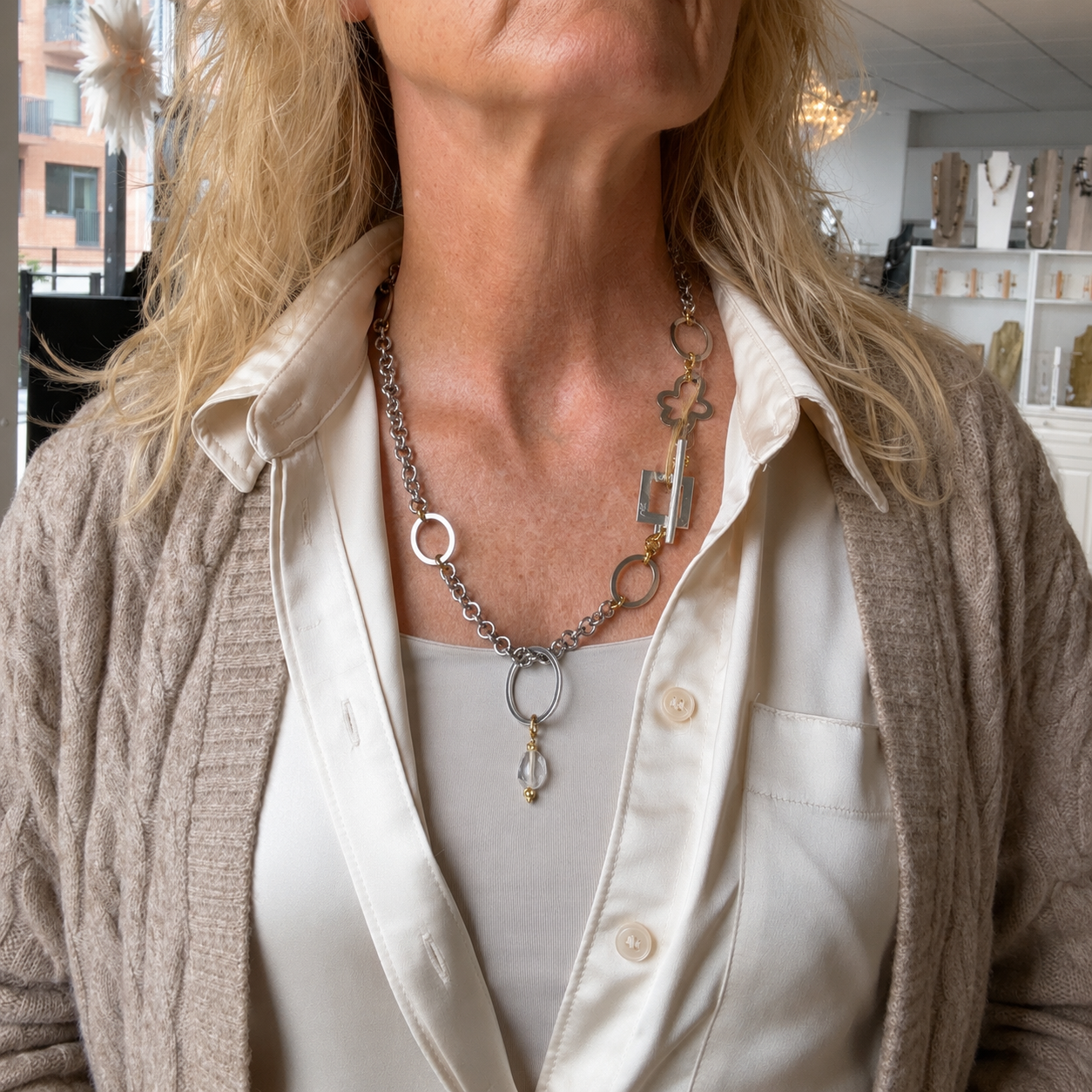Circle of Crystal Halsband med äkta bergkristall, egendesignade cirklar och blomdetaljer. Silverfärgad PVD-kedja och detaljer i 18K guld PVD. Handgjort av Design by Brandeby.