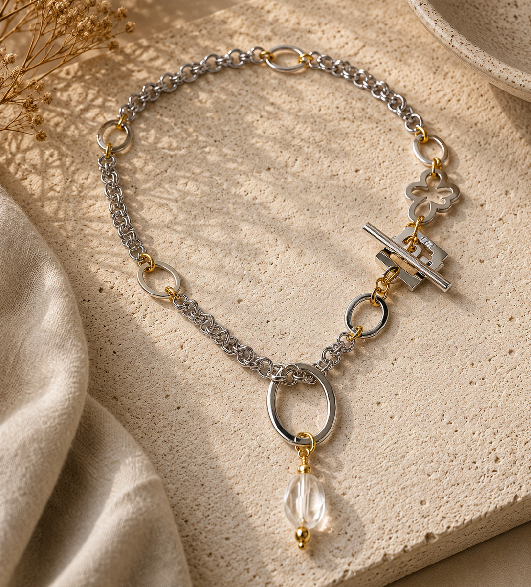 Circle of Crystal Halsband med äkta bergkristall, egendesignade cirklar och blomdetaljer. Silverfärgad PVD-kedja och detaljer i 18K guld PVD. Handgjort av Design by Brandeby.