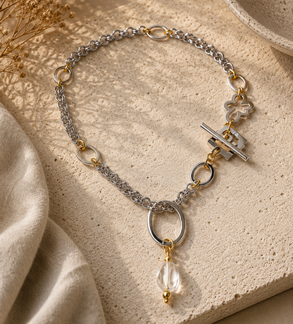 Circle of Crystal Halsband med äkta bergkristall, egendesignade cirklar och blomdetaljer. Silverfärgad PVD-kedja och detaljer i 18K guld PVD. Handgjort av Design by Brandeby.
