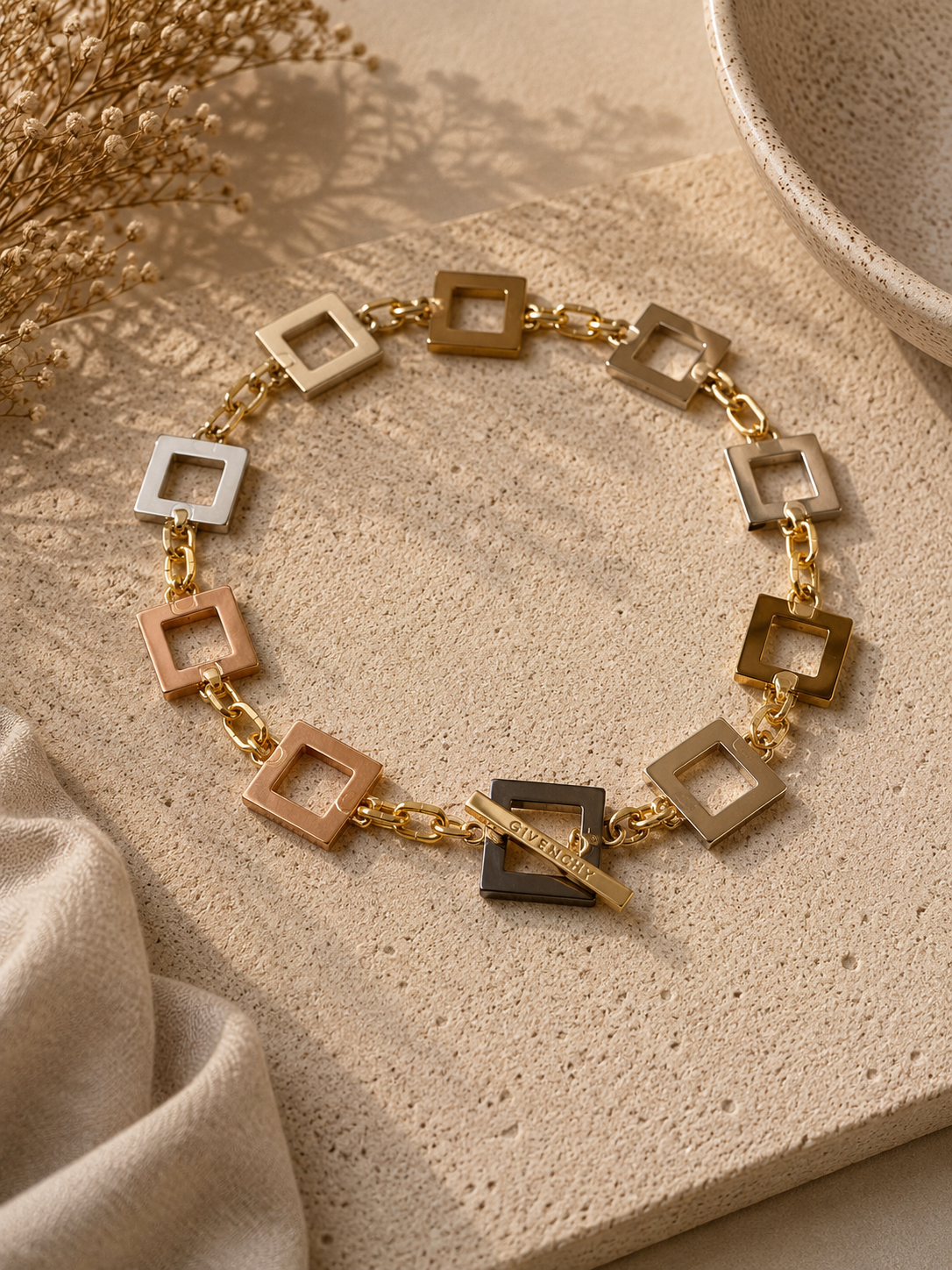 Infinity Square Halsband från Design by Brandeby med egendesignade fyrkanter i rostfritt stål med sterling silver-pläterade detaljer och texturerade guldringar i 18K PVD.