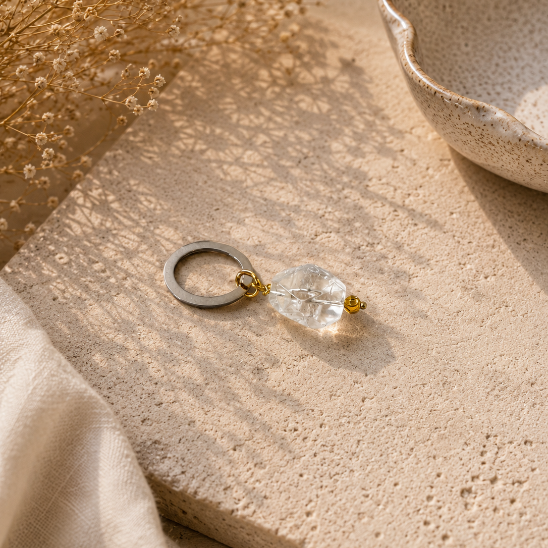 Hänge med äkta bergkristall, egendesignad cirkel i rostfritt stål med sterling silver-pläterade detaljer och gulddetaljer med 18K guld PVD-beläggning. Ett elegant och tidlöst smycke från Design by Brandeby.