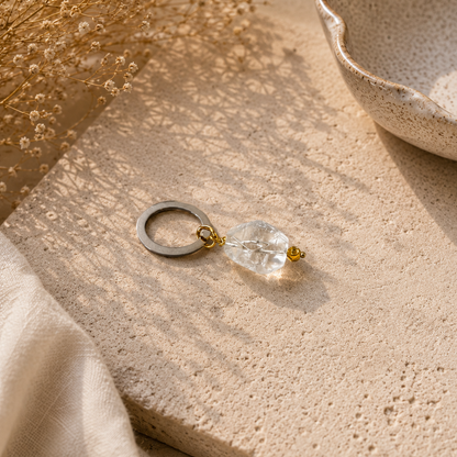 Hänge med äkta bergkristall, egendesignad cirkel i rostfritt stål med sterling silver-pläterade detaljer och gulddetaljer med 18K guld PVD-beläggning. Ett elegant och tidlöst smycke från Design by Brandeby.