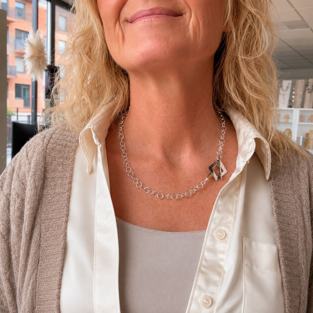 Elegant Silver Rollo Halsband från Design by Brandeby. Stilren silverfärgad rollokedja med egendesignat lås i rostfritt stål med sterling silver-pläterade detaljer. Handgjort i Sverige.