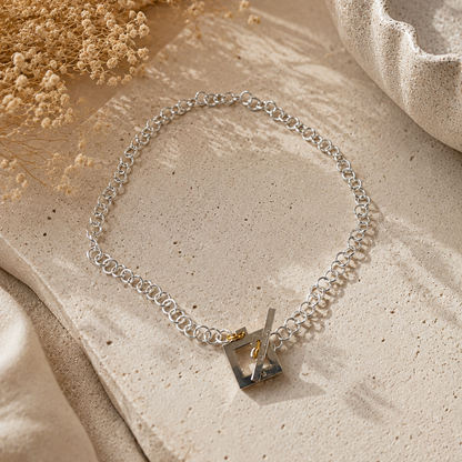Elegant Silver Rollo Halsband från Design by Brandeby. Stilren silverfärgad rollokedja med egendesignat lås i rostfritt stål med sterling silver-pläterade detaljer. Handgjort i Sverige.