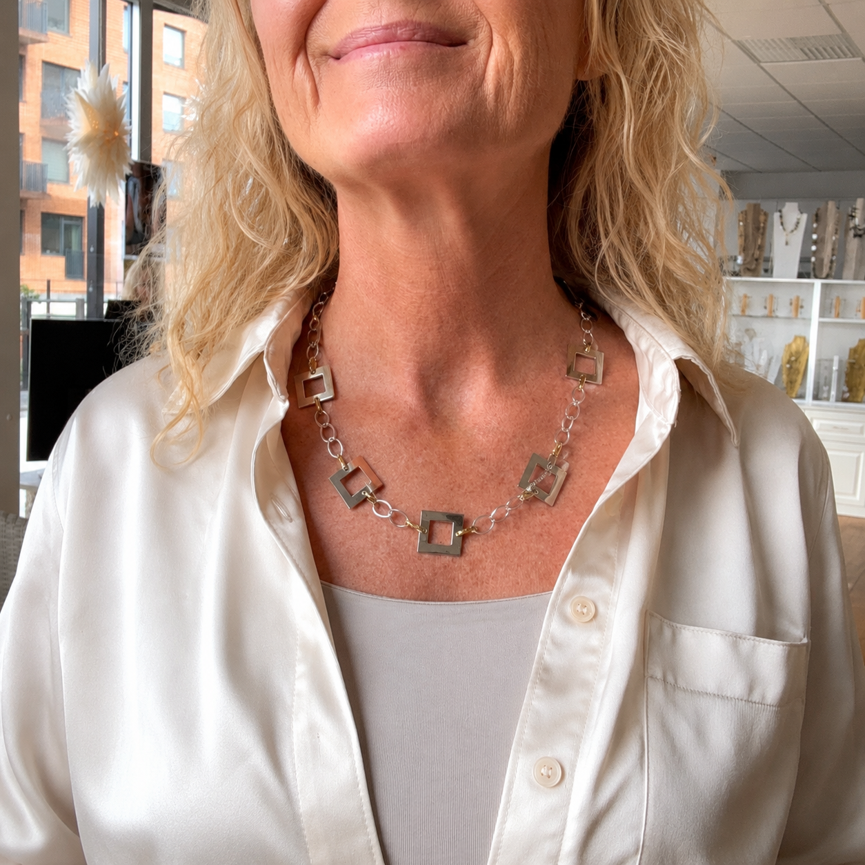 Silver Square Halsband med egendesignade fyrkanter i rostfritt stål med sterling silver-pläterade detaljer. PVD-behandlad silverkedja och gulddetaljer. Längd 53 cm.